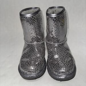 Ugg Girls 5 Classic II Gel Hearts Winter Boots Cool Weather Cozy Comfy Outdoor